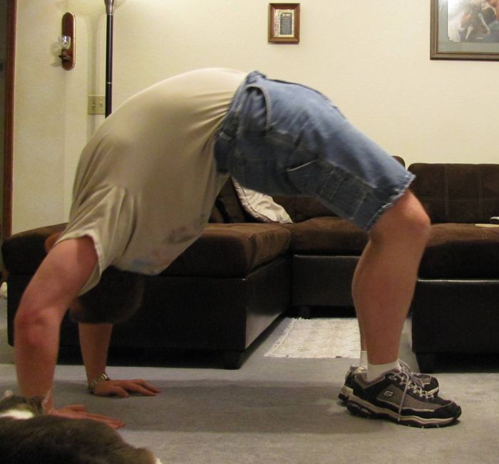 Insane Splits Guy (34 pics)