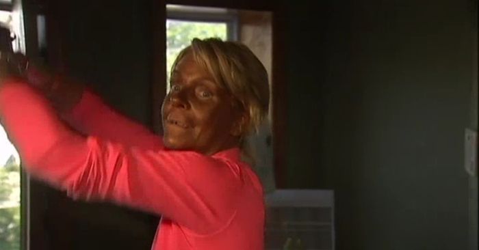Mother Took 5-Year-Old Daughter to Tanning Salon (7 pics)