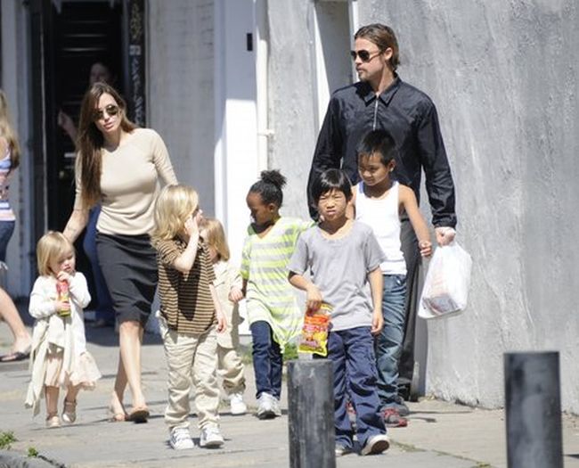 Brad Pitt Changing Styles (16 pics) Brad Pitt Changing Styles (16 pics)