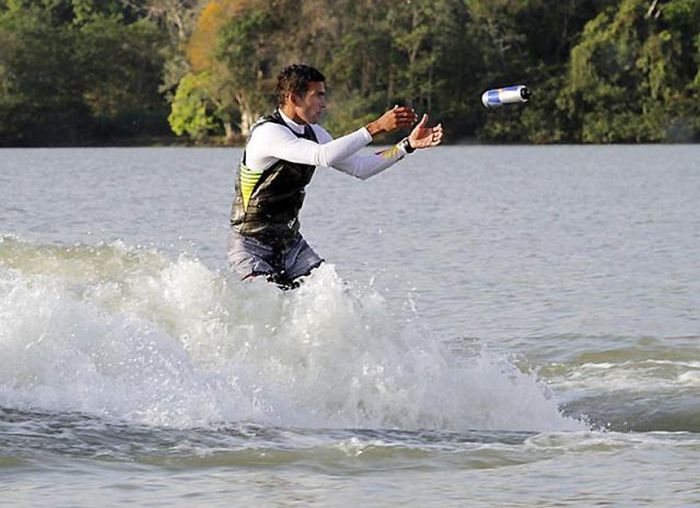 Perfectly Timed Sports Photos (37 pics)