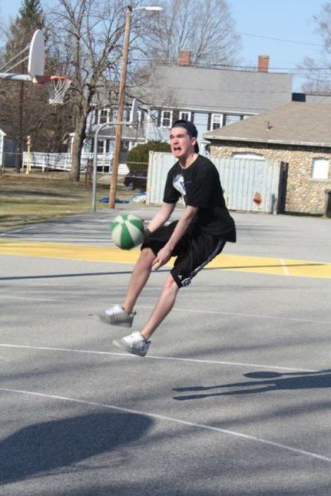 Perfectly Timed Sports Photos (37 pics)
