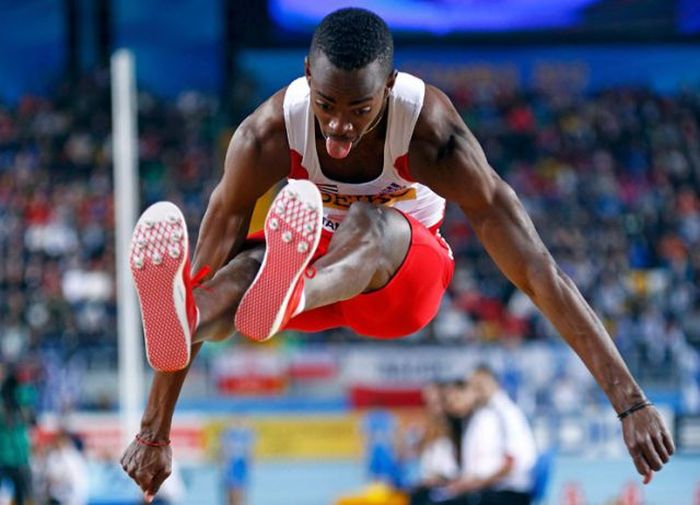 Perfectly Timed Sports Photos (37 pics)