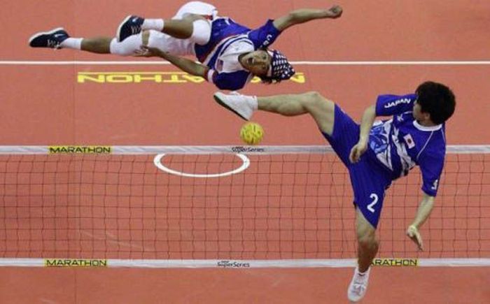Perfectly Timed Sports Photos (37 pics)