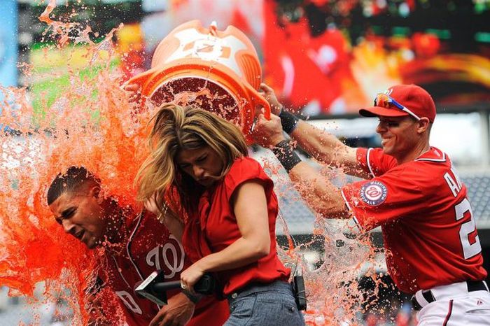 Perfectly Timed Sports Photos (37 pics)
