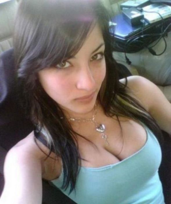 Cute Busty Girls (22 pics)