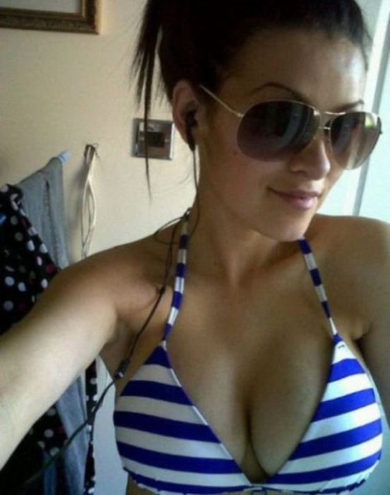 Cute Busty Girls (22 pics)