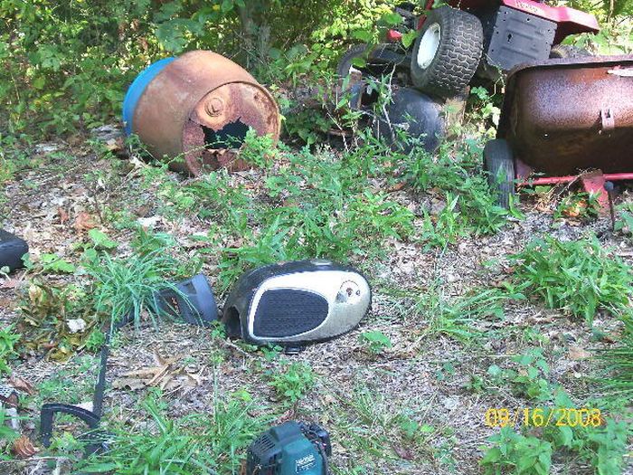 Motorcycle Graveyard (33 pics)