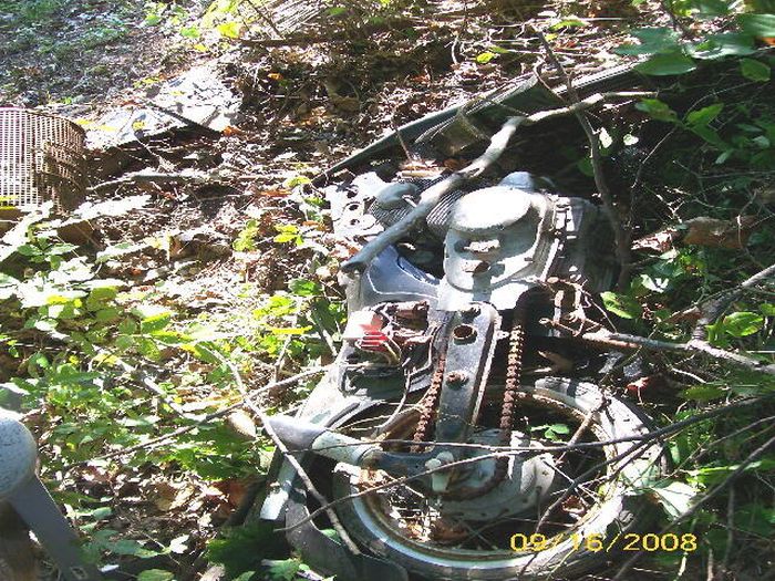 Motorcycle Graveyard (33 pics)