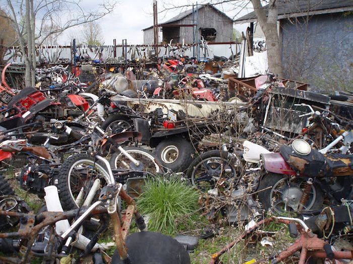 Motorcycle Graveyard (33 pics)