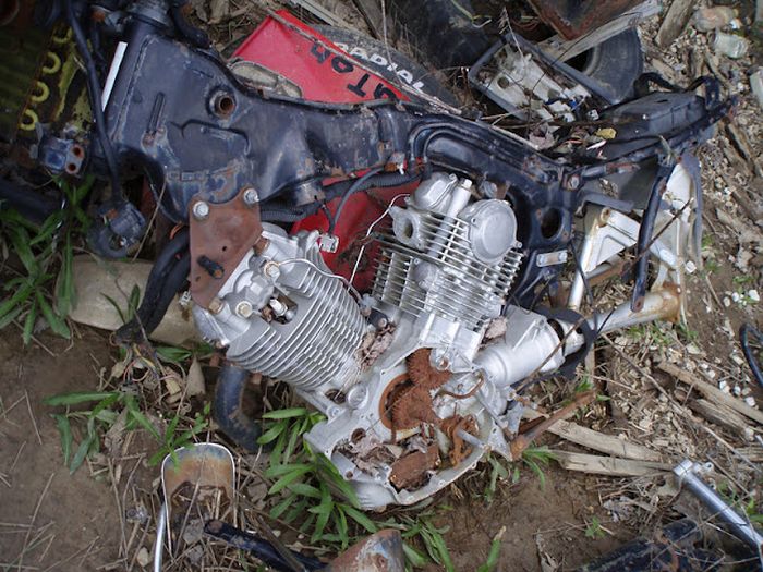 Motorcycle Graveyard (33 pics)