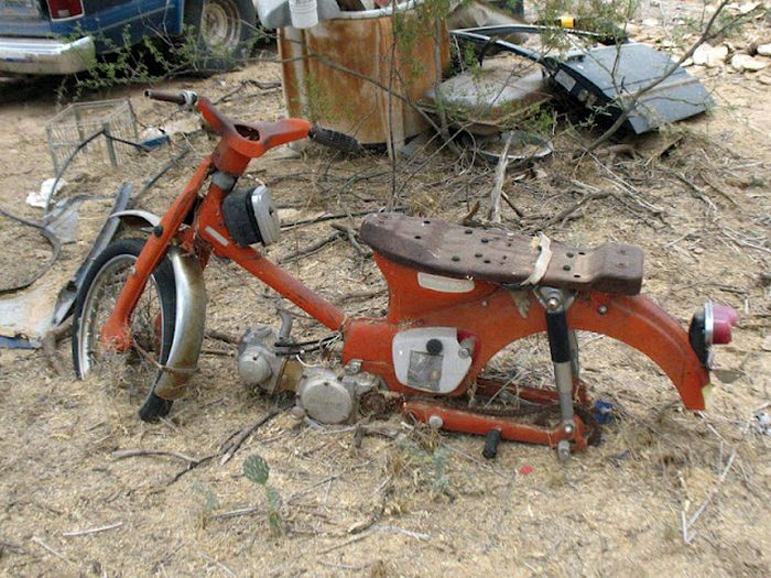 Motorcycle Graveyard (33 pics)