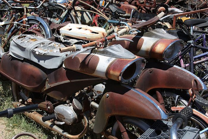 Motorcycle Graveyard (33 pics)