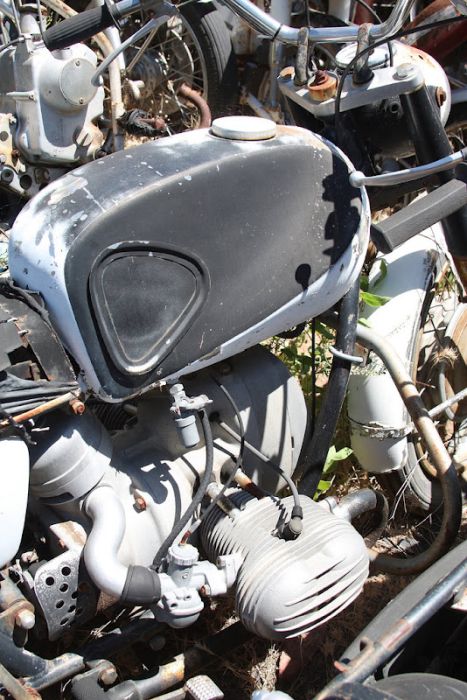 Motorcycle Graveyard (33 pics)