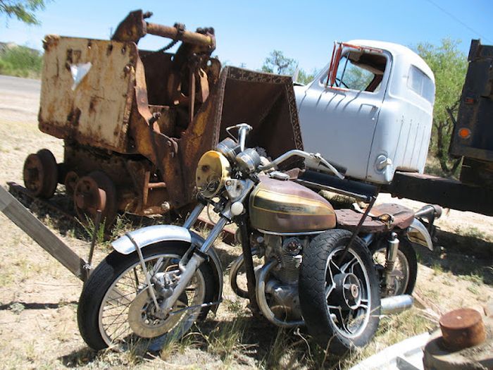 Motorcycle Graveyard (33 pics)