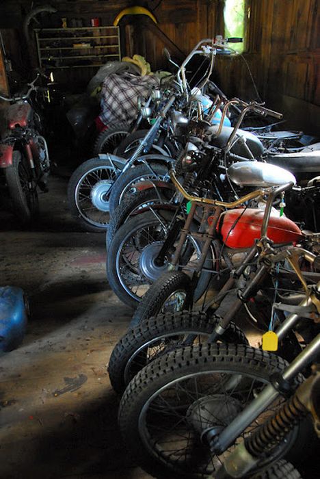 Motorcycle Graveyard (33 pics)