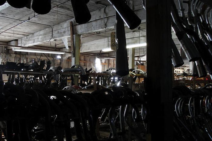 Motorcycle Graveyard (33 pics)