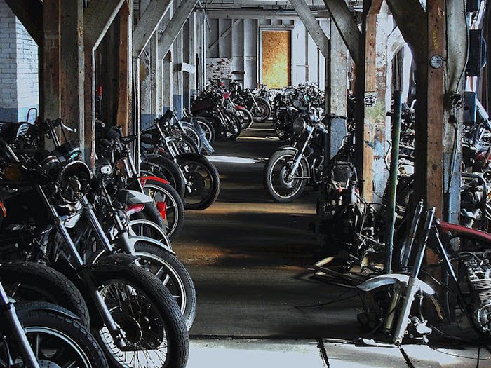 Motorcycle Graveyard (33 pics)