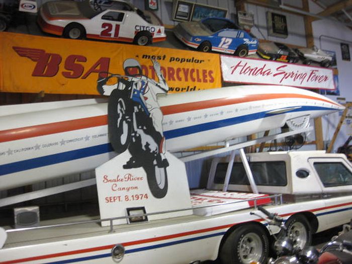 Motorcycle Graveyard (33 pics)