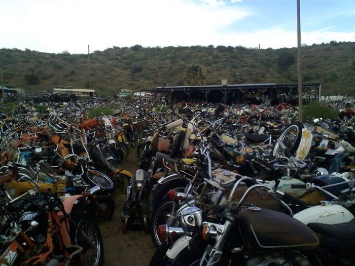 Motorcycle Graveyard (33 pics)