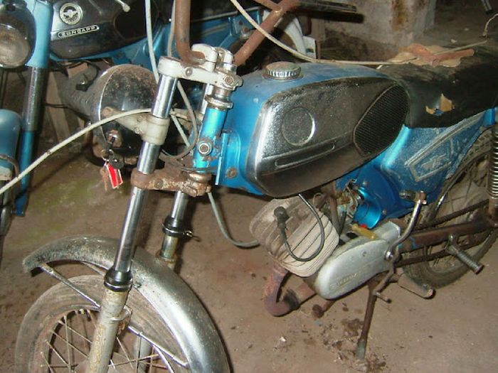 Motorcycle Graveyard (33 pics)