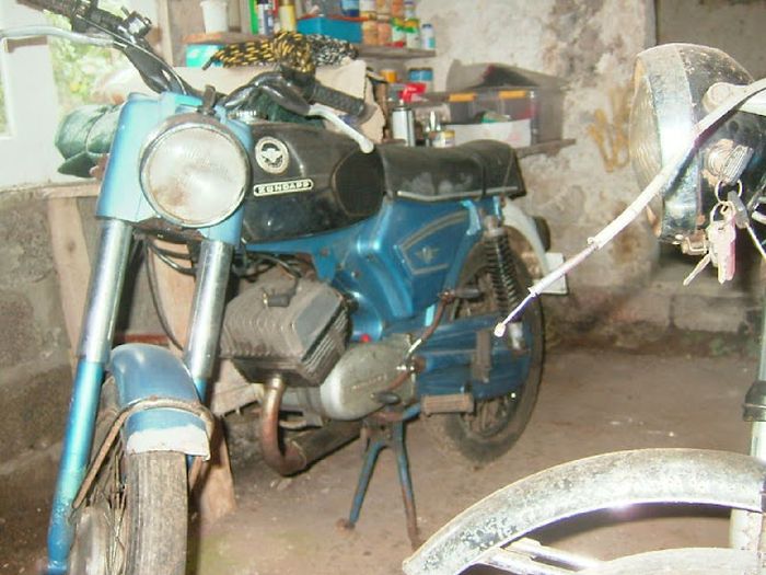 Motorcycle Graveyard (33 pics)