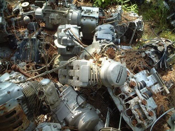 Motorcycle Graveyard (33 pics)