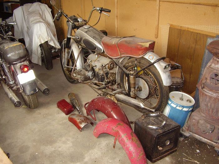 Motorcycle Graveyard (33 pics)