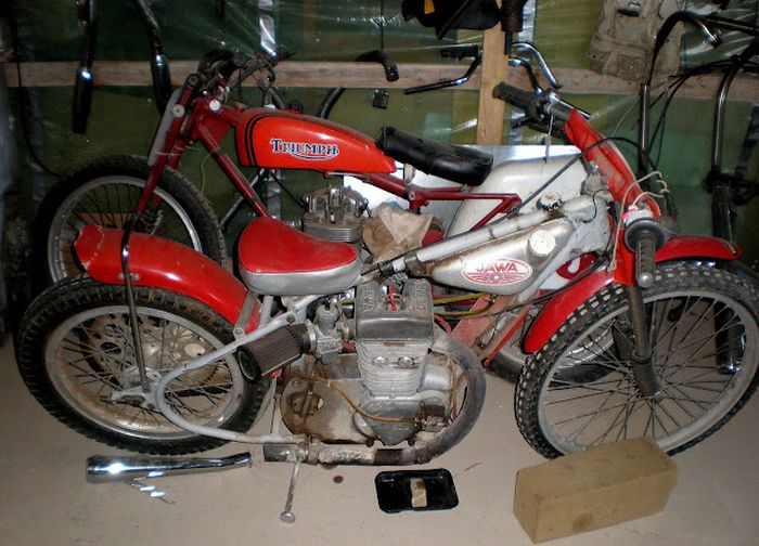 Motorcycle Graveyard (33 pics)