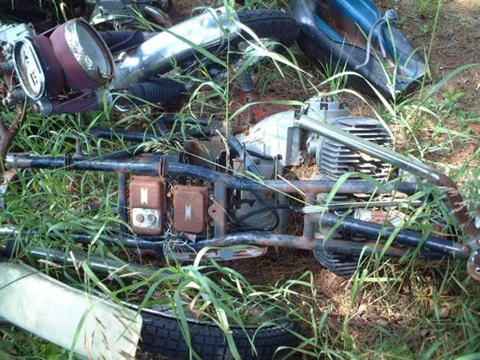 Motorcycle Graveyard (33 pics)