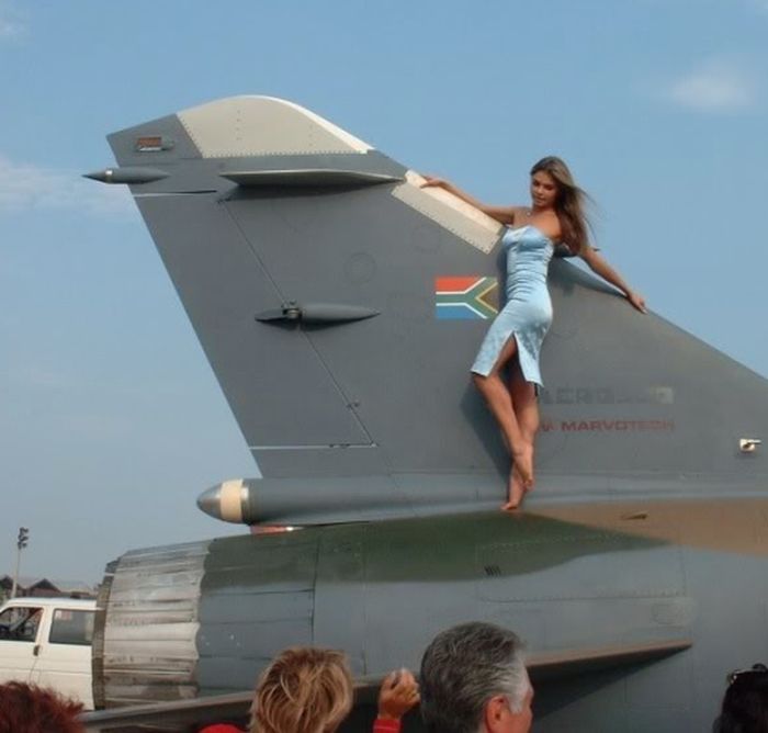 Hot Girls and Planes (59 pics)