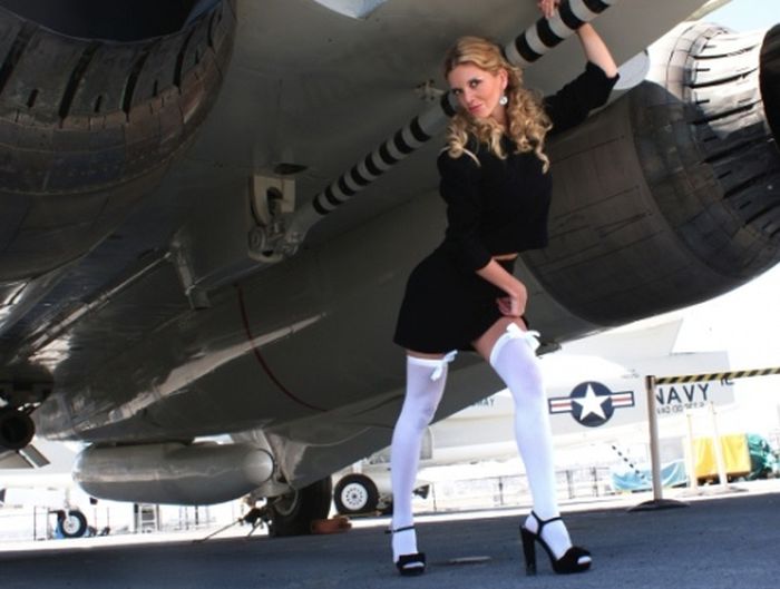 Hot Girls and Planes (59 pics)