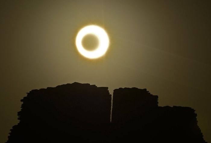 Beautiful Photos Of The Solar Eclipse (50 pics)