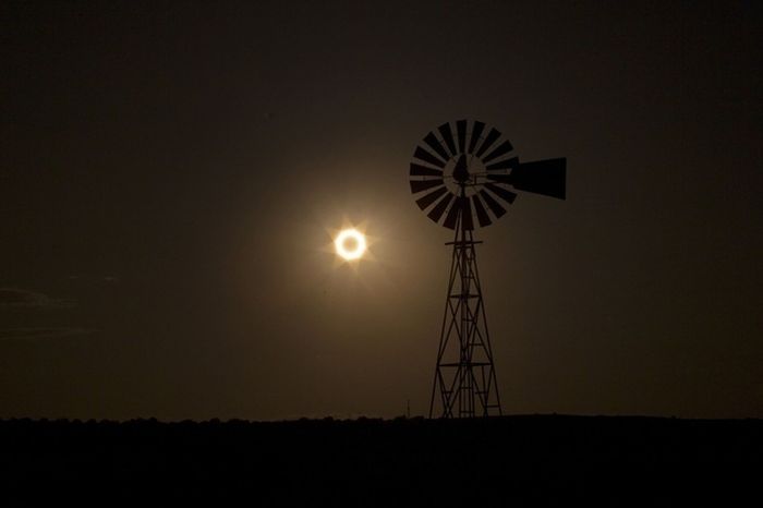 Beautiful Photos Of The Solar Eclipse (50 pics)