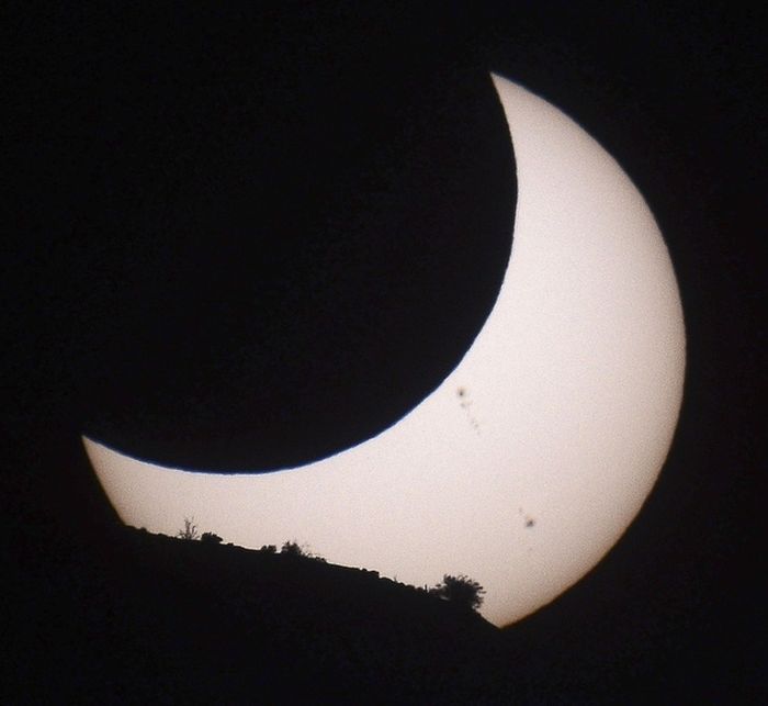 Beautiful Photos Of The Solar Eclipse (50 pics)