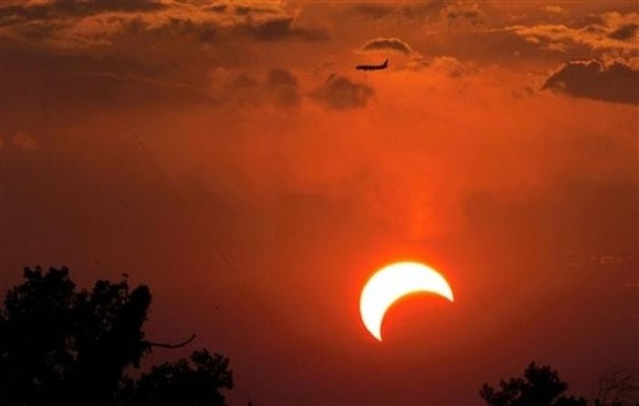 Beautiful Photos Of The Solar Eclipse (50 pics)