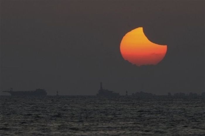 Beautiful Photos Of The Solar Eclipse (50 pics)