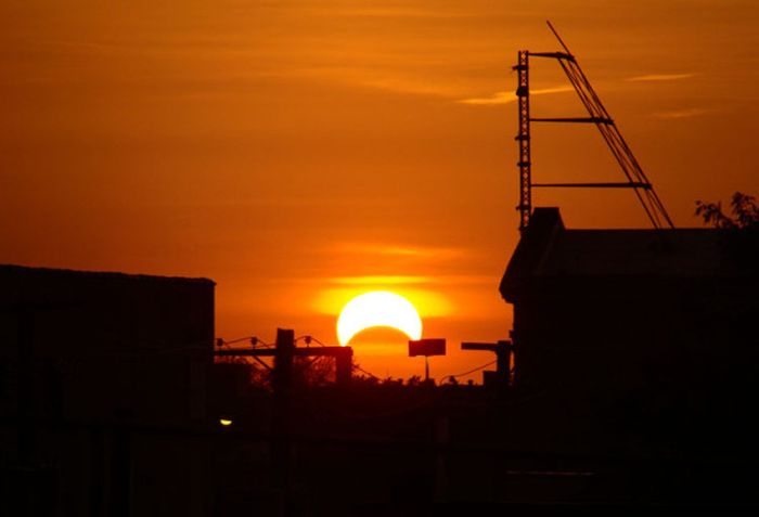 Beautiful Photos Of The Solar Eclipse (50 pics)