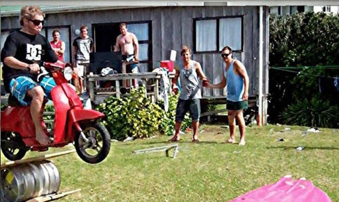 Wasted People Doing Funny and Stupid Things (35 pics)