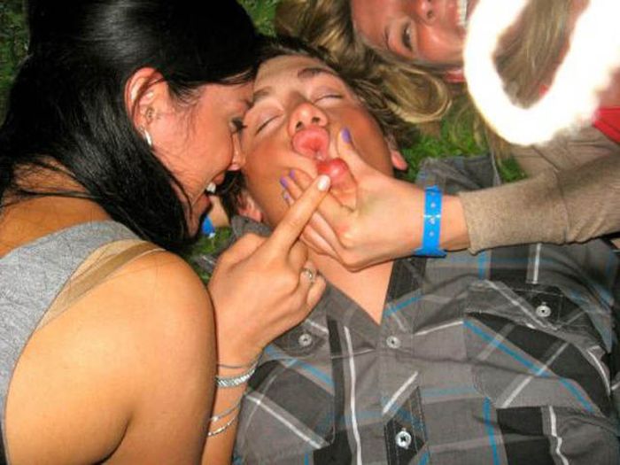 Wasted People Doing Funny and Stupid Things (35 pics)