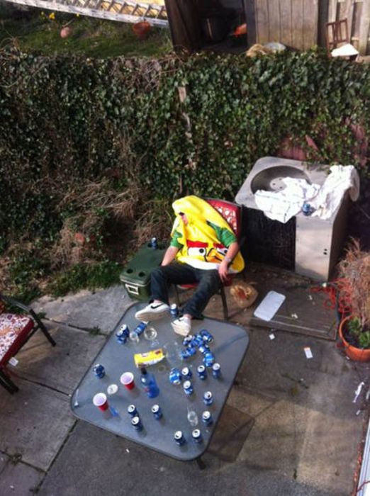 Wasted People Doing Funny and Stupid Things (35 pics)