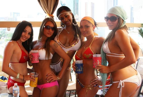 Pool Party Girls (25 pics)