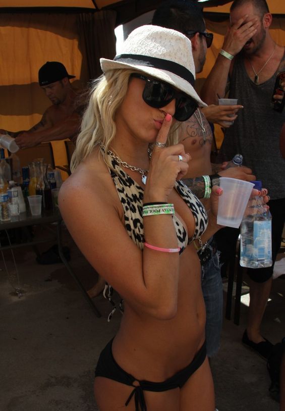 Pool Party Girls (25 pics)