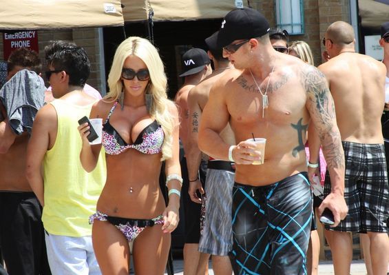 Pool Party Girls (25 pics)