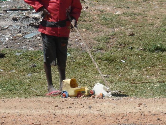 Toys of Poor African Kids (6 pics)