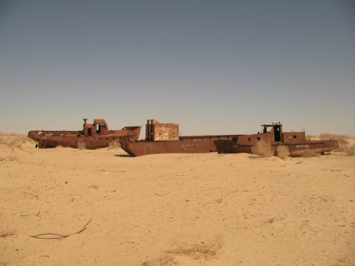 Abandoned Ships of Dead Aral Sea (22 pics)