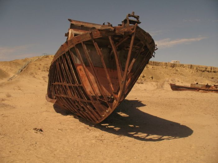 Abandoned Ships of Dead Aral Sea (22 pics)