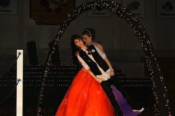 Awkward Prom Photos (65 pics)