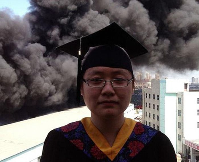 Unusual Backdrop for the Graduation Day Photo (5 pics)