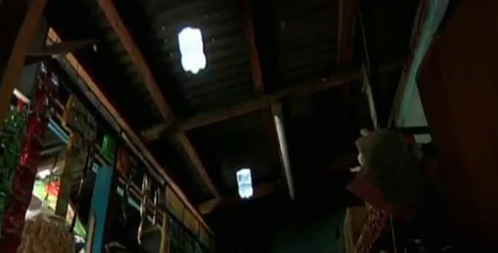 Self-Made Light in Slums of Philippines (9 pics)