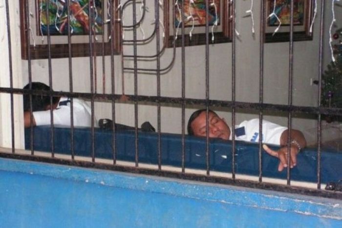 Security Guards Caught Sleeping On The Job (30 pics)